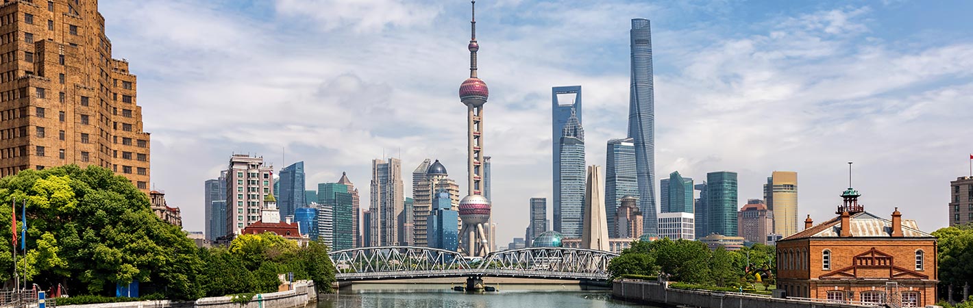 Urbane Skyline von Shanghai mit der historischen Waibaidu Brücke und den modernen Wolkenkratzern